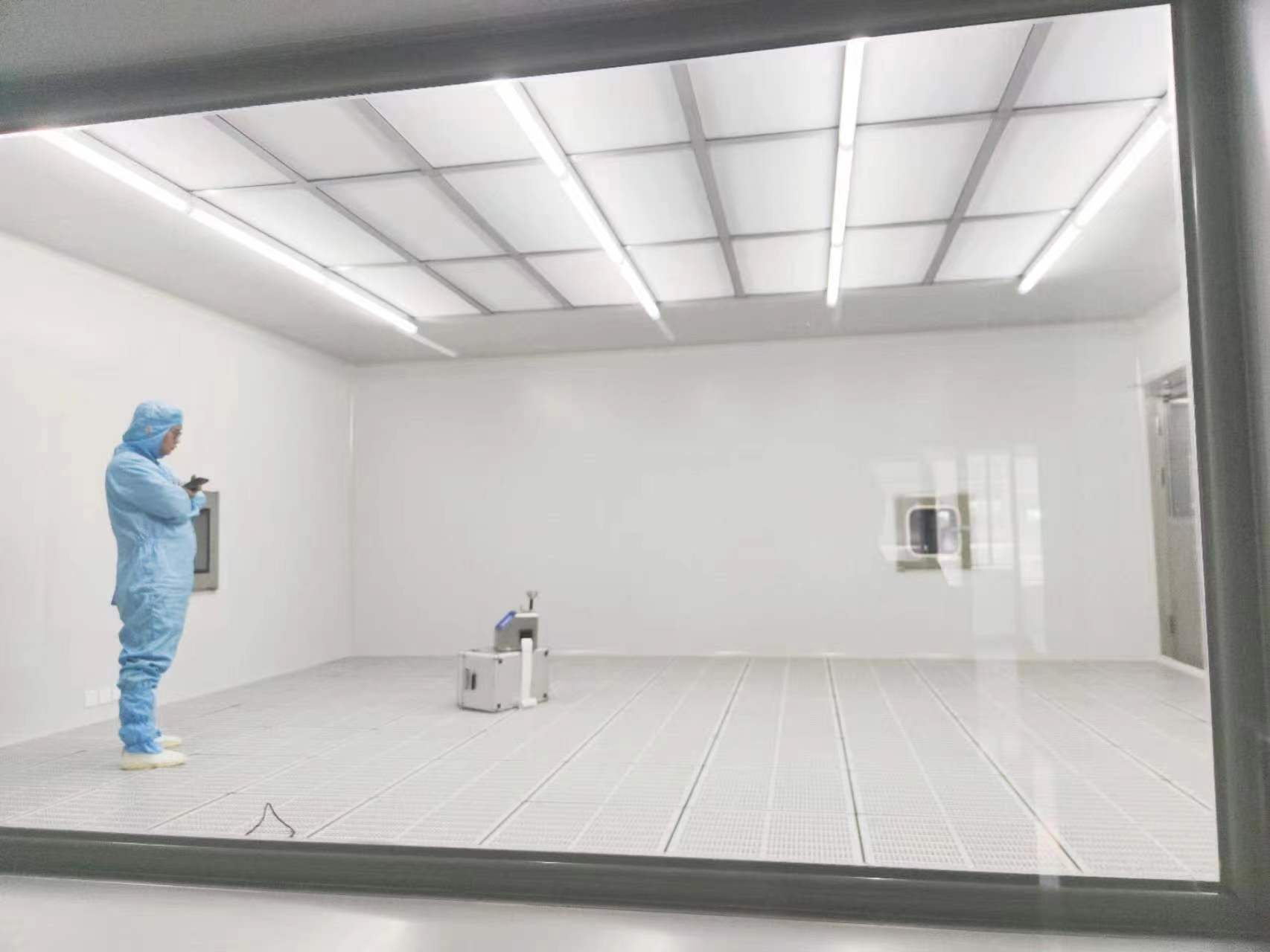 百級(jí)潔凈實(shí)驗(yàn)室潔凈度檢測(cè)中